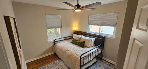 Giường trong phòng chung tại Charming 2 bedroom house in serene St Louis