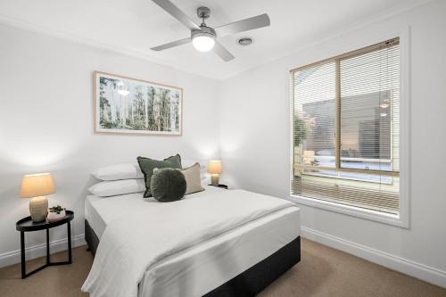 Geelong WestMia's Place Modern Pet friendly Geelong West stay的一间带床和窗户的白色卧室
