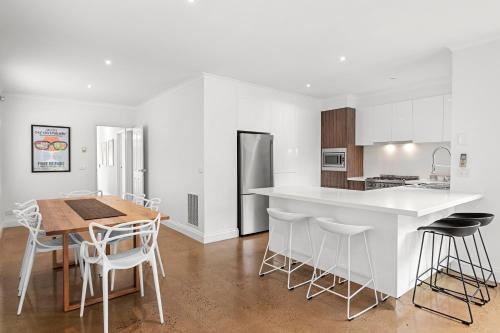 a kitchen and dining room with a table and chairs at Mia's Place Modern Pet friendly Geelong West stay in Geelong West