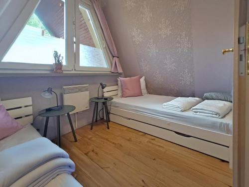 een kleine kamer met een bed en een raam bij Moni in Hüttenrode