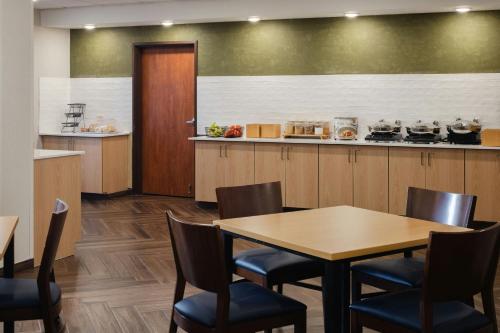 Köök või kööginurk majutusasutuses Fairfield Inn and Suites by Marriott Fort Wayne