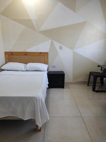 casa Marez في كارتاهينا دي اندياس: غرفة نوم بها سرير وسقف هندسي