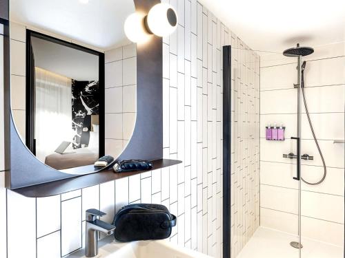 Ένα μπάνιο στο Tribe Paris La Defense Esplanade