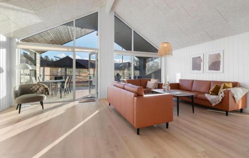 ein Wohnzimmer mit Sofa und Tisch in der Unterkunft Cozy Home In Glesborg With Sauna in Fjellerup