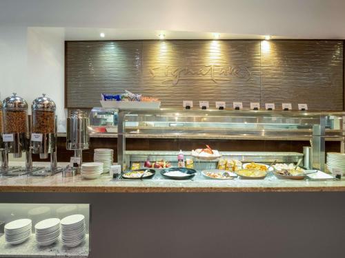 ein Buffet mit Tellern voller Essen in einem Restaurant in der Unterkunft The Sebel Twin Towns in Gold Coast