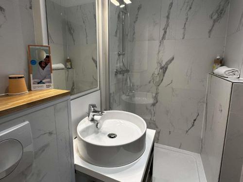 A bathroom at greet hotel Lille Gare Flandres - Groupe Accor