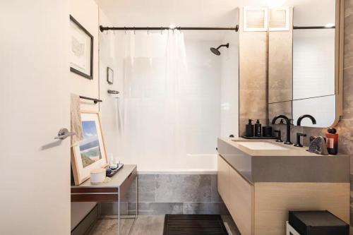 Koupelna v ubytování Beautiful Modern Studio in Luxury Building