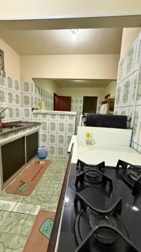 eine Küche mit einer Arbeitsplatte und einem Herd in der Unterkunft Quarto das Araras Hostel Ninho das Harpias in Divino de São Lourenço