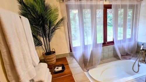 Ένα μπάνιο στο Luxury Cabin - Heated pool - 4 Bedrooms