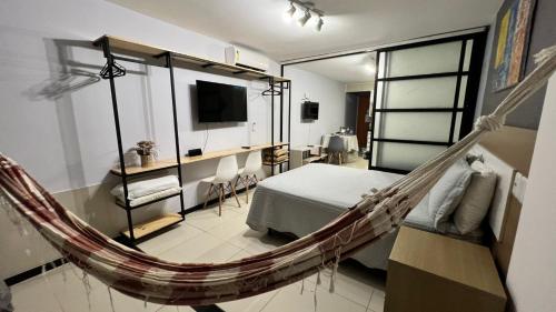 Praia dos Carneiros Flat Hotel Apto 302 Lindo e Completo في تامانداري: غرفه فيها سرير واريحيه