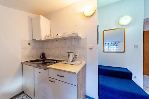 eine kleine Küche mit einer Spüle und einer Theke in der Unterkunft Apartments with parking space Trpanj, Peljesac - 257 in Trpanj