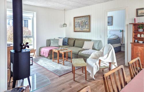 Doverodde3 Bedroom Beautiful Home In Hurup Thy的客厅里有一张沙发和一张桌子。