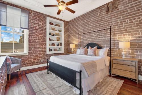 En eller flere senge i et værelse på Midtown Pointe