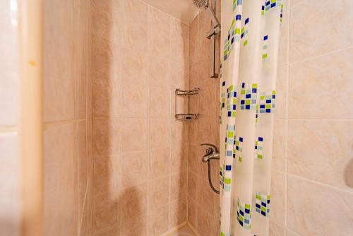 Un baño con ducha con cortina de ducha. en Studio Trpanj 257c, en Trpanj