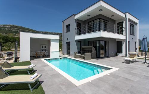 Amazing Home In Kastel Novi