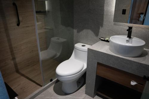 Kamar mandi di Hotel Block Suites