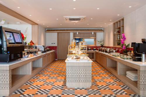 un restaurant avec un buffet composé de plats dans l'établissement The Lantern Resorts Patong, à Patong Beach