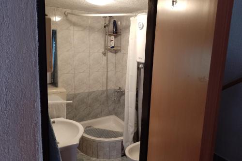 Ένα μπάνιο στο Holiday house with a parking space Volarice, Senj - 24883