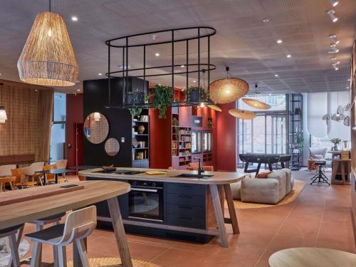 eine Küche mit Tisch und ein Esszimmer in der Unterkunft Aparthotel Adagio Original Toulouse Centre La Grave in Toulouse