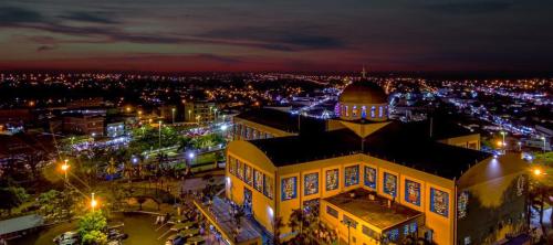 特林达迪Suíte casal 03的一座城市,在晚上有一座带灯光的大建筑