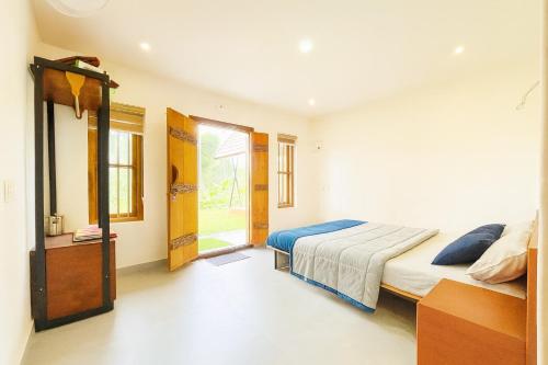 Un dormitorio con una cama grande y una ventana. en Senthamarai villa, en Sultan Bathery