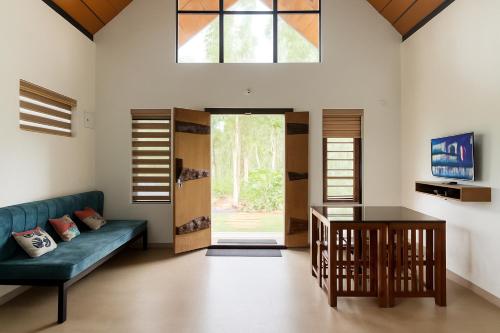 una sala de estar con un sofá y una mesa en Senthamarai villa, en Sultan Bathery