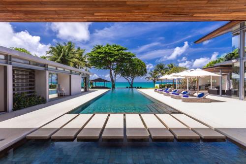 an infinity pool at the resort at Villa Cielo in Ban Han Pa To