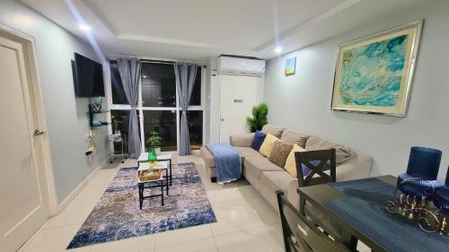 BayFront Apartment with security, pool &Beach Front