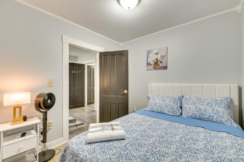 Postel nebo postele na pokoji v ubytování Walk to Local Eats! Updated Schenectady Apartment