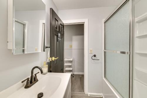 Koupelna v ubytování Walk to Local Eats! Updated Schenectady Apartment