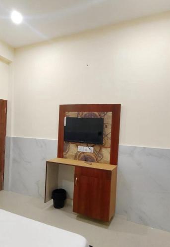 Μια τηλεόραση ή/και κέντρο ψυχαγωγίας στο Hotel New Radha Krishna Residency - #Chaar Dham Mandir #Prem Mandir