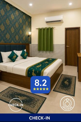 Ένα ή περισσότερα κρεβάτια σε δωμάτιο στο Hotel New Radha Krishna Residency - #Chaar Dham Mandir #Prem Mandir