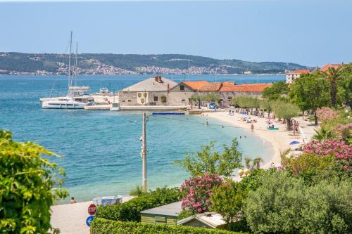 Apartments by the sea Kastel Stari, Kastela - 19465