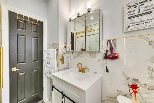 Koupelna v ubytování Walk to Park Modern Apt 2 Mi to Union College!