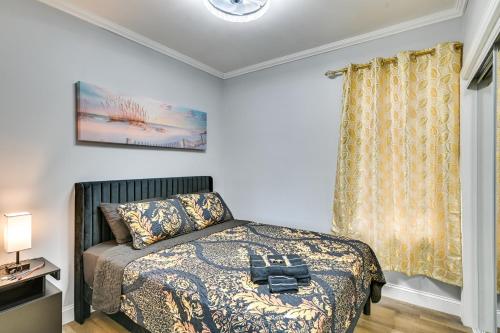 Postel nebo postele na pokoji v ubytování 2 Mi to Downtown Charming Apt in Schenectady!