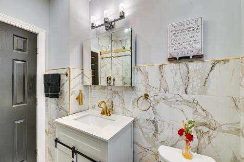 Koupelna v ubytování 2 Mi to Downtown Charming Apt in Schenectady!