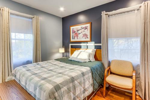een slaapkamer met een bed en een stoel bij 6 Mi to Dtwn New Haven Duplex with Shared Yard in West Haven
