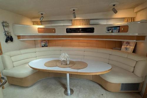 un soggiorno con un tavolo e un divano di Fredam Yacht Retreat - Port Antonio Marina Escape! a Port Antonio