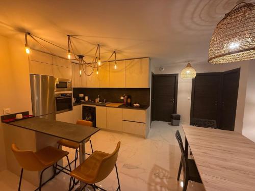 Η κουζίνα ή μικρή κουζίνα στο Refuge tranquille, vue nature, place de parking au port gratuite