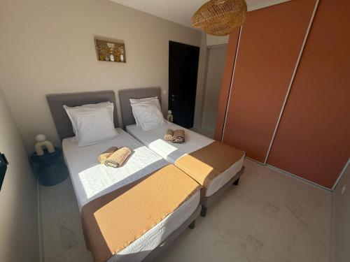 Ένα ή περισσότερα κρεβάτια σε δωμάτιο στο Refuge tranquille, vue nature, place de parking au port gratuite