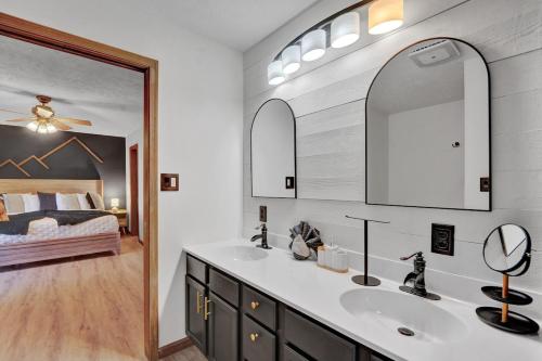 łazienka z umywalką, lustrem i łóżkiem w obiekcie Cozy Family Chalet With Hot Tub, Fire Pit, Game Room w mieście Blakeslee