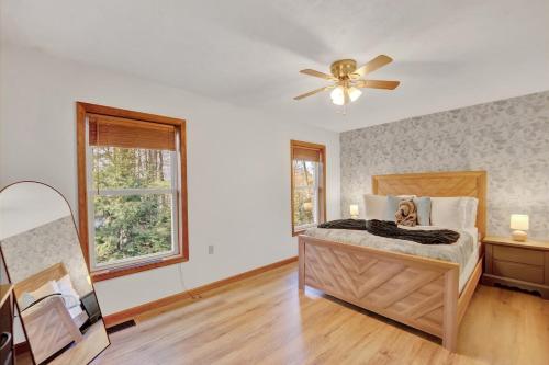 sypialnia z łóżkiem i wentylatorem sufitowym w obiekcie Cozy Family Chalet With Hot Tub, Fire Pit, Game Room w mieście Blakeslee