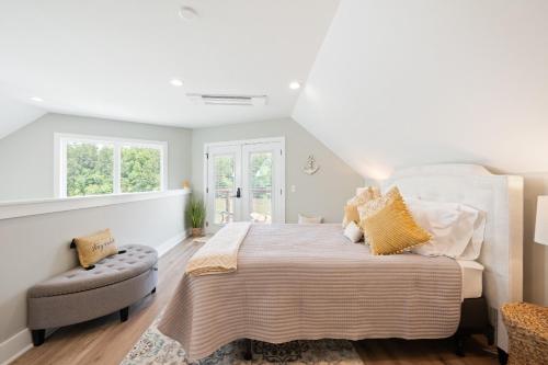 una camera da letto con un letto grande e una sedia di River Lofts - Onyx & Catawba Cottages a Hickory