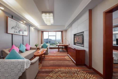 Μια τηλεόραση ή/και κέντρο ψυχαγωγίας στο Zhangjiajie Grand Huatian Hotel at Tianmen Cable Car By the River