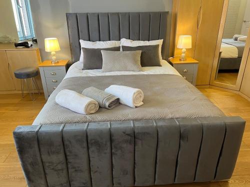 Giường trong phòng chung tại Duplex Apartment in Greater Manchester