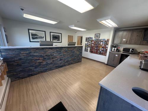 an office with a bar in a room at Villa Motel at Manitou Springs in Manitou Springs