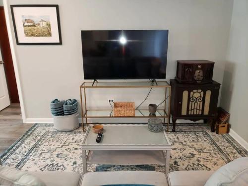 TV o dispositivi per l'intrattenimento presso Newly Remodeled 2BR 2BA Home Close to Barrington