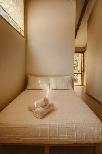 Un pat sau paturi într-o cameră la Queen's Tiny Nook by Peakhost