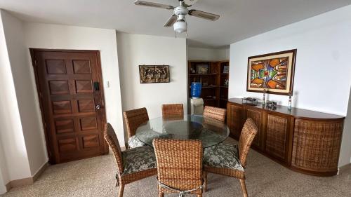 Χώρος καθιστικού στο Beachfront apartment in Salinas Malecom