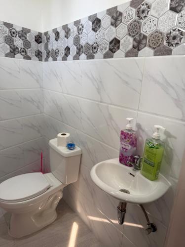 Ένα μπάνιο στο harveys apartment